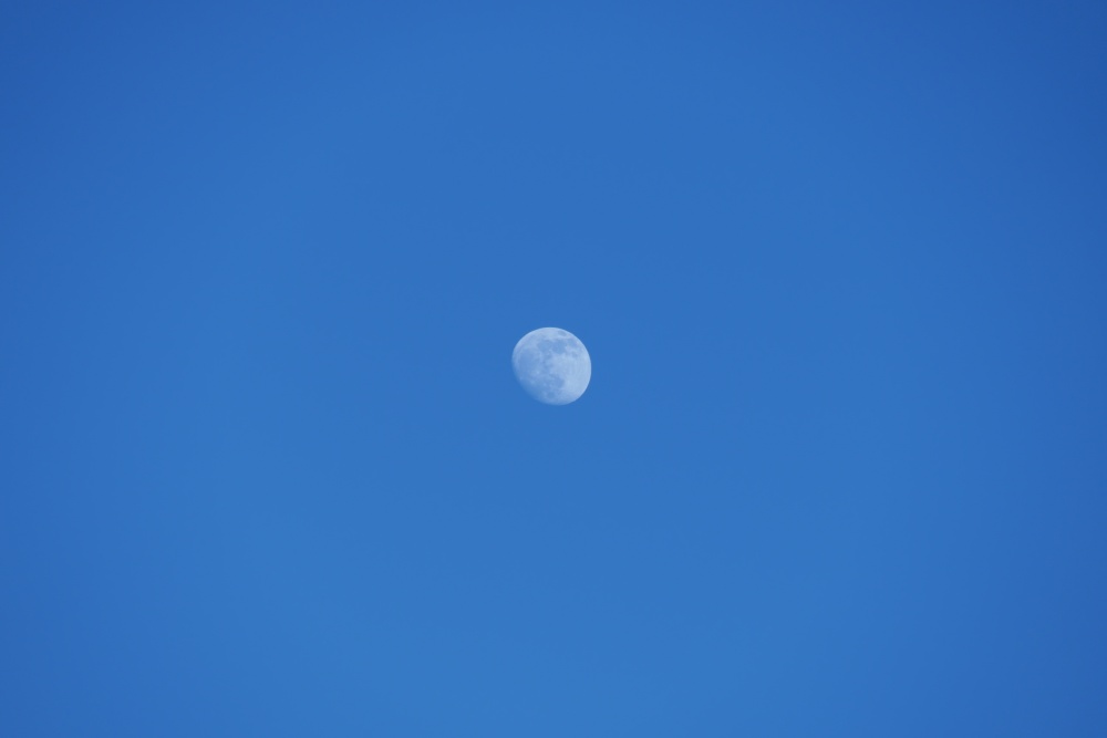 Луна в голубом небе