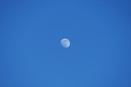Луна в голубом небе